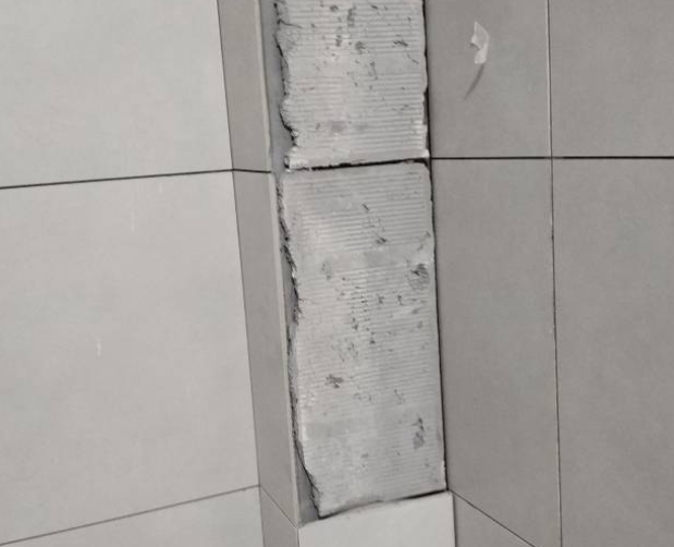 永清瓷砖空鼓维修公司分享下瓷砖施工前基层浇水润湿程度不足，可能导致以下问题